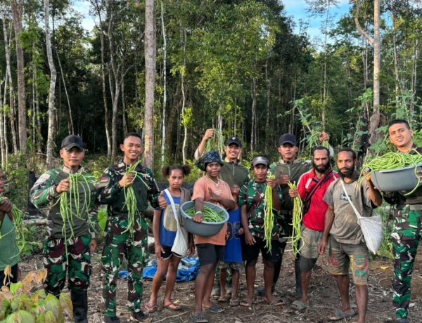 Satgas TNI Perkuat Ketahanan Pangan Warga Wametkapa